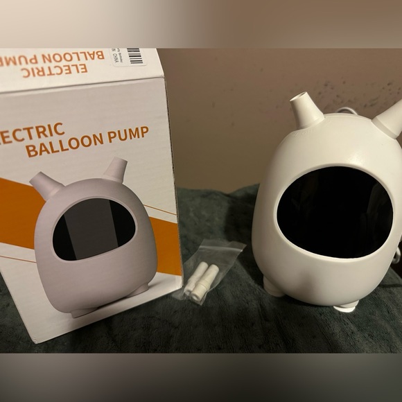 SPLAKS Like New Electric Portable Balloon or Inflatable Pump - Picture 2 of 10